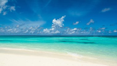 Güzel turkuaz Hint okyanusu manzarası, Maldivler adaları.