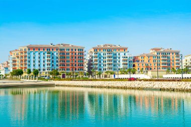 Katar, Doha - 26 Aralık 2018: renkli waterfront binalar eskisi Quartier Pearl Katar Venedik tarzında 