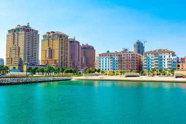 Katar, Doha - 26 Aralık 2018: Pearl Katar - Katar'ın başkenti en ünlü adada sahil konut 