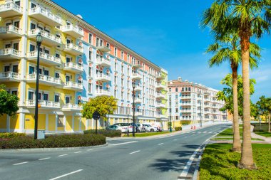 Katar, Doha - 26 Aralık 2018: renkli waterfront binalar eskisi Quartier Pearl Katar Venedik tarzında 