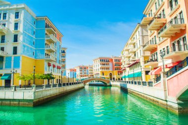 Katar, Doha - 26 Aralık 2018: renkli waterfront binalar eskisi Quartier Pearl Katar Venedik tarzında 