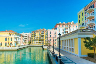 Eskisi Quartier, Pearl Katar Venedik tarzında renkli waterfront binalarda 
