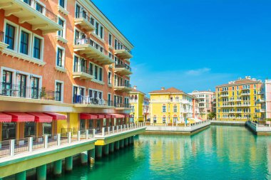 Eskisi Quartier, Pearl Katar Venedik tarzında renkli waterfront binalarda 