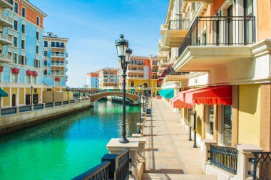 Katar, Doha - 26 Aralık 2018: renkli waterfront binalar eskisi Quartier Pearl Katar Venedik tarzında 