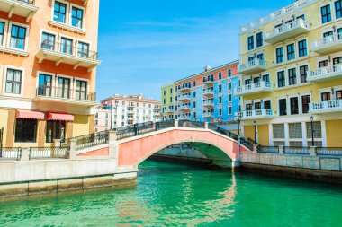 Eskisi Quartier, Pearl Katar Venedik tarzında renkli waterfront binalarda 