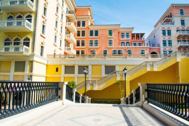 Eskisi Quartier, Pearl Katar Venedik tarzında renkli waterfront binalarda 