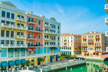 Katar, Doha - 26 Aralık 2018: renkli waterfront binalar eskisi Quartier Pearl Katar Venedik tarzında 
