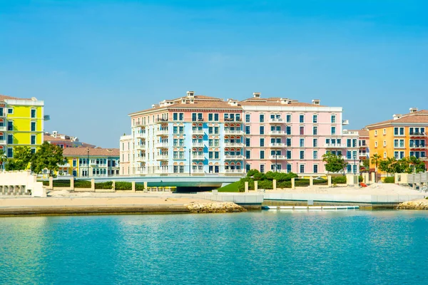 五颜六色的海滨建筑在卡塔尔珍珠的 Qanat Quartier 风格的威尼斯风格 — 图库照片