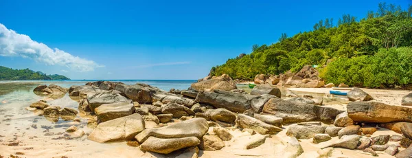 Hermoso paisaje tropical de una playa de arena, Seychelles —  Fotos de Stock