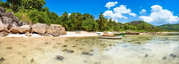 Hermoso paisaje tropical de una playa de arena, Seychelles —  Fotos de Stock