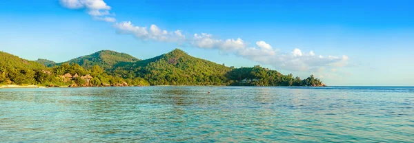 Wunderschöne tropische Landschaft mit Sandstrand, Seychellen — Stockfoto