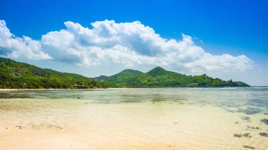 Kumlu bir plajın güzel tropik manzarası, Seyşeller