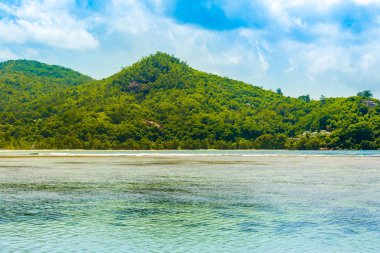 T kıyılarında yeşil tepeler ile güzel tropikal manzara