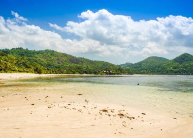 Kumlu bir plajın güzel tropik manzarası, Seyşeller