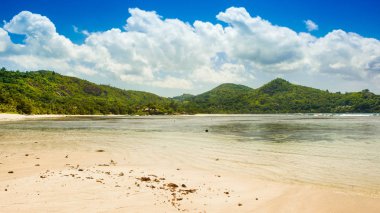 Kumlu bir plajın güzel tropik manzarası, Seyşeller