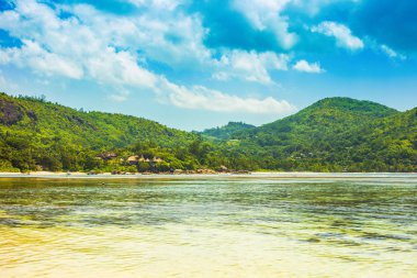 T kıyılarında yeşil tepeler ile güzel tropikal manzara
