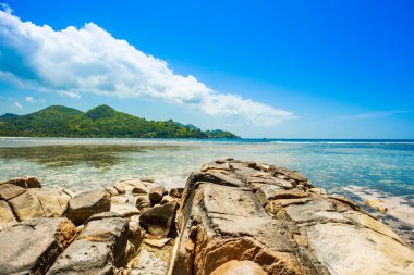 Kayalık bir plaj güzel tropikal manzara, Seyşeller