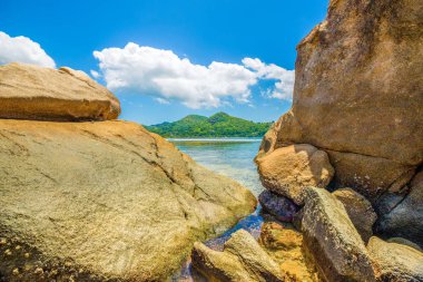 Sahilde dev granit kayalar