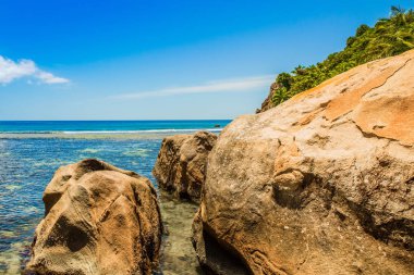 Sahilde dev granit kayalar