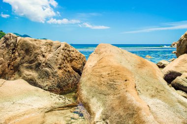 Sahilde dev granit kayalar