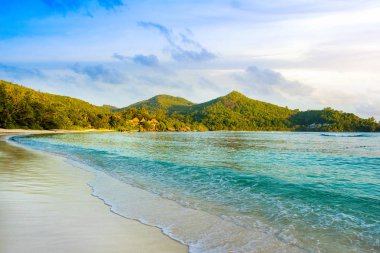 T kıyılarında yeşil tepeler ile güzel tropikal manzara