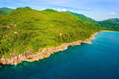 Tropikal Mahe Adası ve güzel lagünlerin havadan görünümü