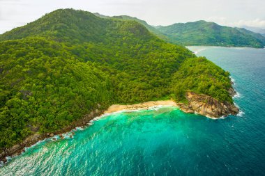Tropikal Mahe Adası ve güzel lagünlerin havadan görünümü