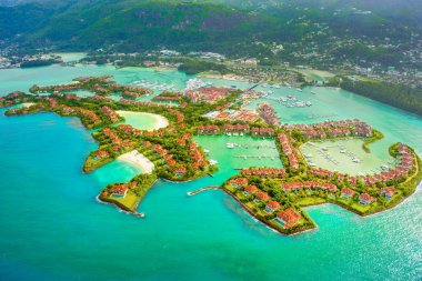 Tropikal Mahe Adası ve güzel lagünlerin havadan görünümü