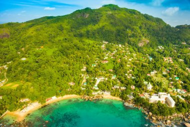 Tropikal Mahe Adası ve güzel lagünlerin havadan görünümü