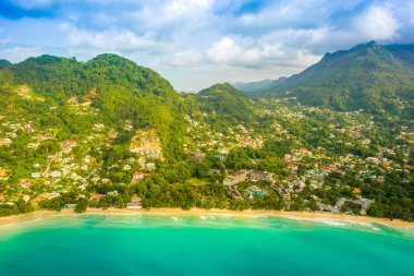 Tropikal Mahe Adası ve güzel lagünlerin havadan görünümü
