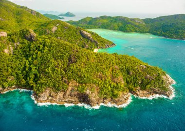Tropikal Mahe Adası ve güzel lagünlerin havadan görünümü