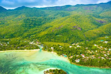 Tropikal Mahe Adası ve güzel lagünlerin havadan görünümü
