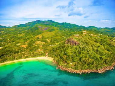 Tropikal Mahe Adası ve güzel lagünlerin havadan görünümü