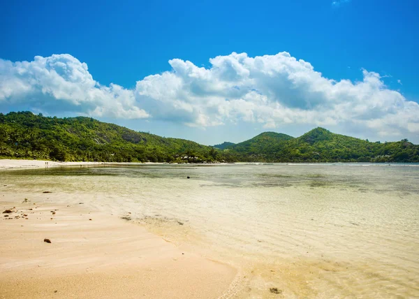 Hermoso paisaje tropical de una playa de arena, Seychelles — Foto de Stock