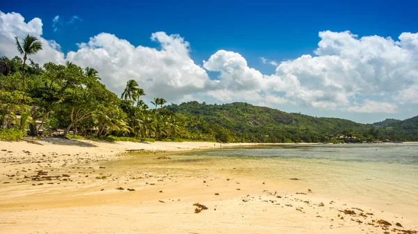 Beau paysage tropical d'une plage de sable fin, Seychelles — Photo