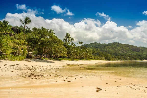 Wunderschöne tropische Landschaft mit Sandstrand, Seychellen — Stockfoto
