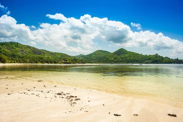 Beau paysage tropical d'une plage de sable fin, Seychelles — Photo