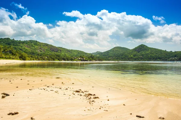Beautiful tropical landscape of a sandy beach, Seychelles — Stock Photo, Image