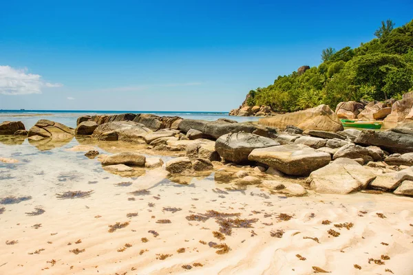 Wunderschöne tropische Landschaft mit felsigem Strand, Seychellen — Stockfoto