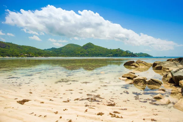 Beau paysage tropical d'une plage rocheuse, Seychelles — Photo