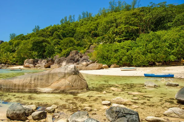 Hermoso paisaje tropical de una playa rocosa, Seychelles — Foto de Stock