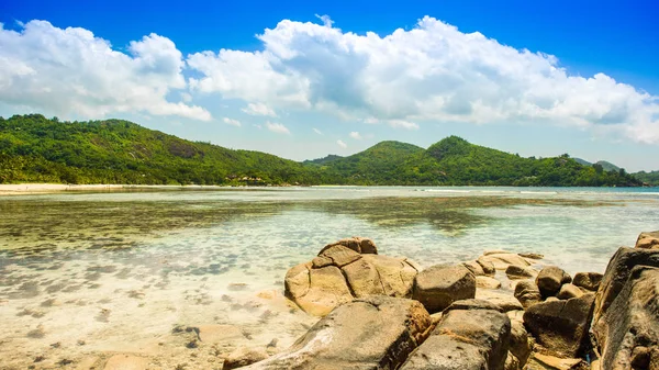 Wunderschöne tropische Landschaft mit felsigem Strand, Seychellen — Stockfoto