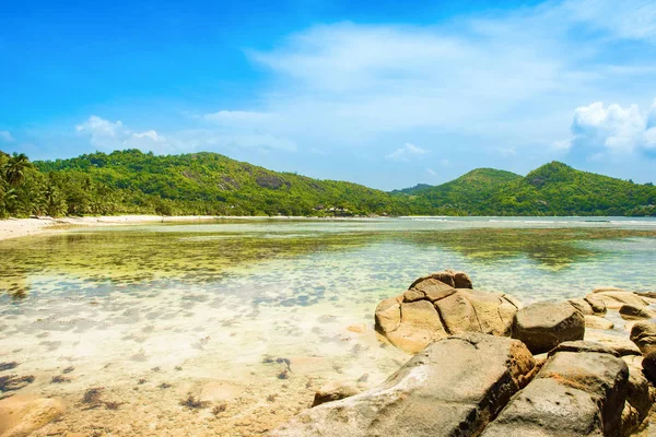 Hermoso paisaje tropical de una playa rocosa, Seychelles — Foto de Stock
