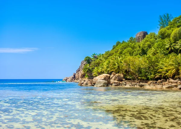 Beau paysage tropical d'une plage rocheuse, Seychelles — Photo