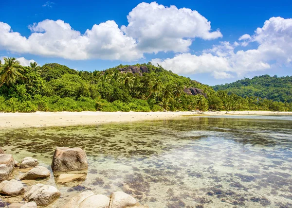 Hermoso paisaje tropical de una playa de arena, Seychelles — Foto de Stock