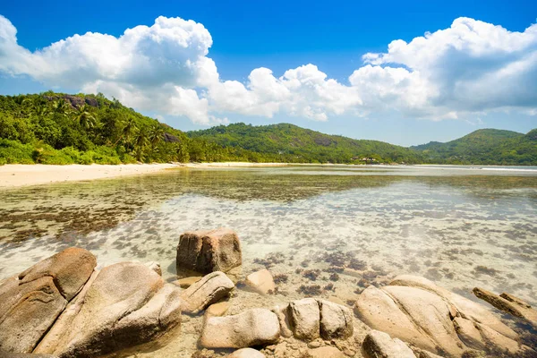 Hermoso paisaje tropical de una playa rocosa, Seychelles — Foto de Stock