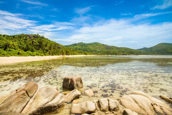 Hermoso paisaje tropical de una playa rocosa, Seychelles — Foto de Stock