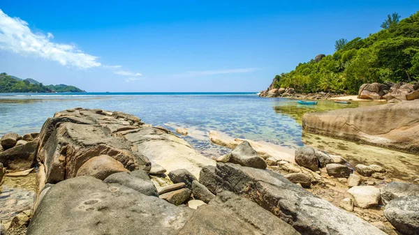 Beautiful tropical landscape of a sandy beach, Seychelles — Stock Photo, Image