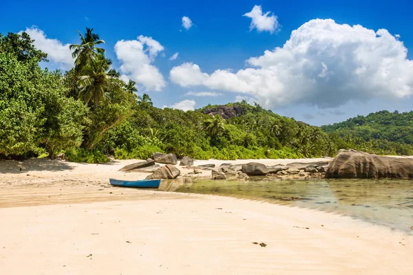 Wunderschöne tropische Landschaft mit Sandstrand, Seychellen — Stockfoto