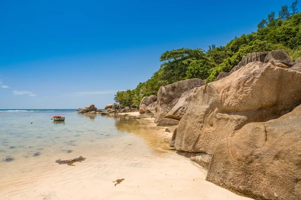 Wunderschöne tropische Landschaft mit felsigem Strand, Seychellen — Stockfoto